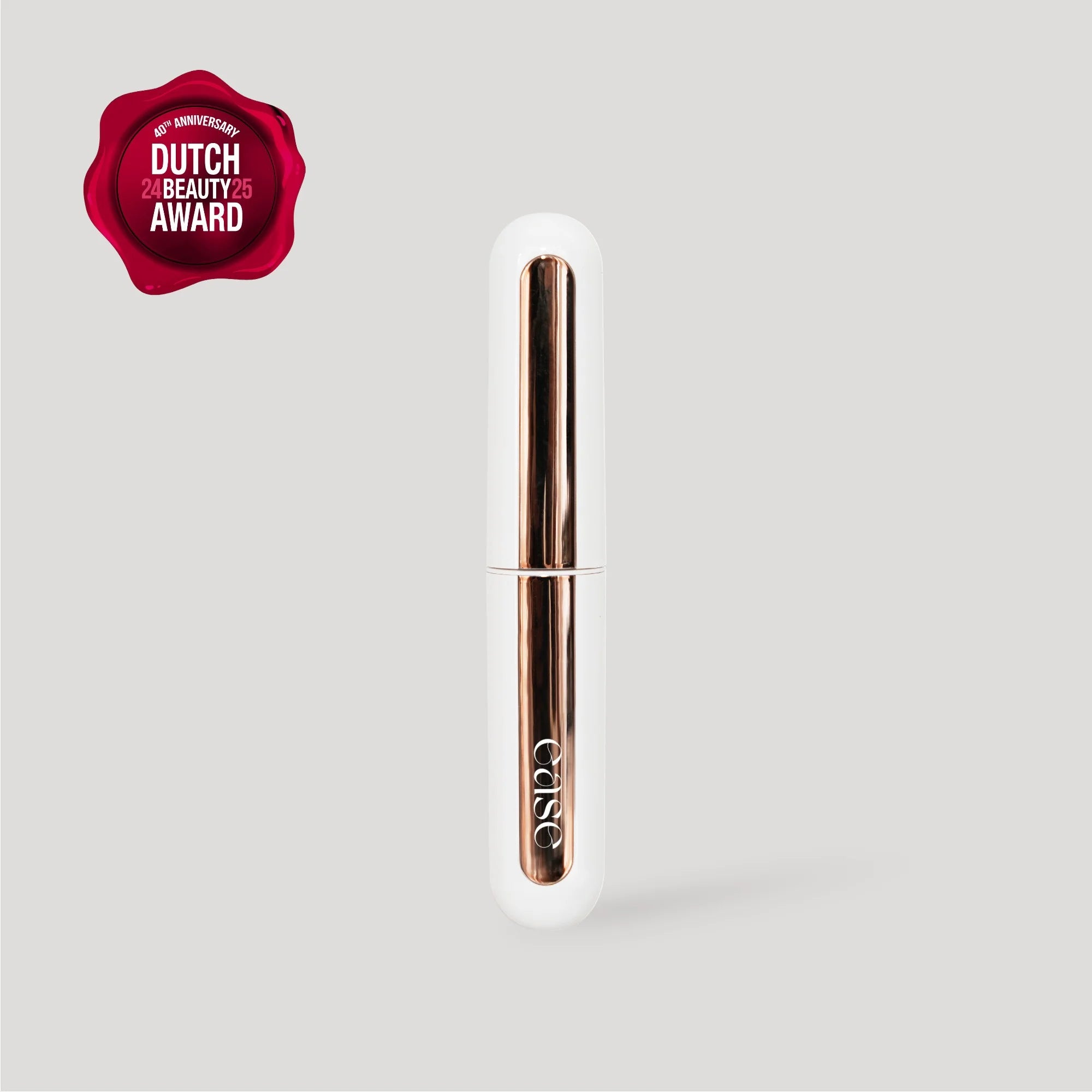 Cosmetic product with a red 'Dutch Beauty Award' seal on a light gray background